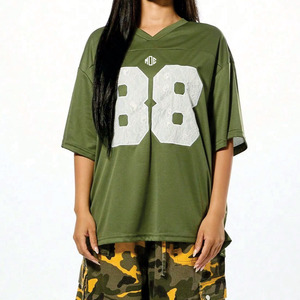 เสื้อฟุตบอลอเมริกันหญิงคุณภาพพรีเมียม สีเขียวมะกอก ผ้าตาข่าย คอวี ทรงโอเวอร์ไซส์ แต่งลายลูกไม้ติดหมายเลข รับผลิตตามสั่ง (OEM) สั่งซื้อจำนวนมาก ผลิตในสหรัฐอเมริกา - Product Image 1