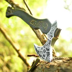 Hachas Vikingas Profesionales Talladas a Mano de Alta Calidad, Forjadas a Mano, Mango de Madera, Acero con Alto Contenido de Carbono, Funda de Cuero Fino para Exteriores - Product Image 1