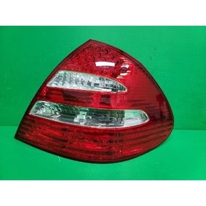 Feu arrière droit d'occasion pour Mercedes Classe E, référence OEM A2118200664 - Product Image 1