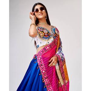 Ensemble spécial Navratri pour femmes, taille M, Lehenga Choli bleu avec travail de miroir véritable et broderie au fil pour les festivals - Product Image 3