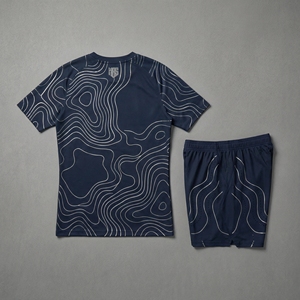 Ensemble maillot et short respirant en mesh pour homme avec logo imprimé sur le devant, coupe régulière - Elevation_01_The_Alpine_Contour_Kit - Product Image 4