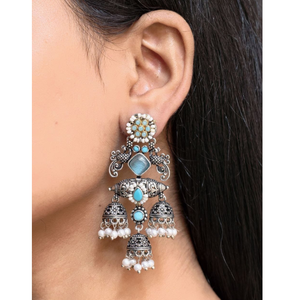Pendientes Jhumka de Diseño con Piedra Azul y Aspecto de Plata Oxidada con Gotas de Perla – Joyería India para Bodas y Festividades - Product Image 3