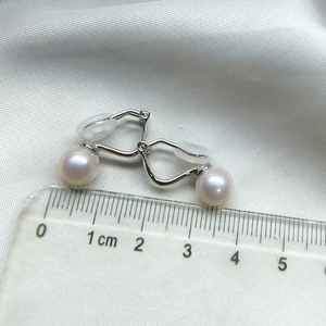 Perles d'eau douce rondes impeccables de bonne qualité, boucles d'oreilles à clip en argent S925 avec anneaux d'oreille en silicone, produit fin à clipser - Product Image 4