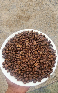 เมล็ดกาแฟอาราบิก้าคั่วจากเวียดนาม ผ่านกระบวนการล้างอย่างดี ให้รสชาติที่นุ่มละมุนและสดใส พร้อมกลิ่นหอมของช็อกโกแลตและผลไม้รสเปรี้ยว คุณภาพเยี่ยม ขายส่งจำนวนมาก - Product Image 3