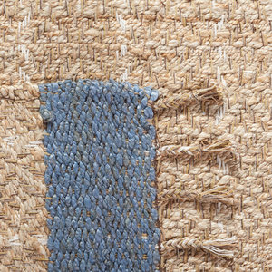 Alfombra de área moderna tejida a mano Kevin algodón de fibra natural/yute en gris/beige hecha a mano para estilo y comodidad - Product Image 3
