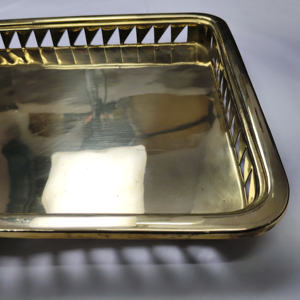Bandeja de Servir Rectangular de Lujo con Acabado Dorado y Recorte Triangular – Plato Decorativo de Metal de Alta Gama - Product Image 5