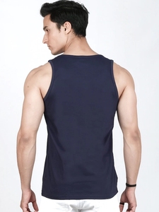 Camiseta sin mangas azul marino estampada para hombre, cuello redondo, informal, de algodón tejido, con diseño de logotipo frontal. - Product Image 4