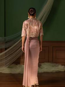 Sari en crêpe de soie lourd de créateur prêt-à-porter avec chemisier et veste brodés |   Collection Fête et Mariage - Product Image 2