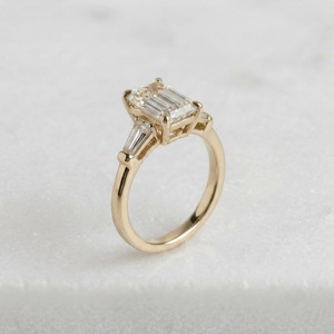แหวนหมั้นทองคำขาว 18K ทรงคลาสสิก ประดับมรกตทรงเหลี่ยม 1.50 กะรัต พร้อมเพชรทรงบาแกตต์เรียวด้านข้าง เหมาะสำหรับผู้หญิง สวมใส่ได้ทุกวัน - Product Image 2