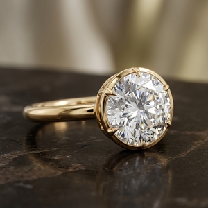 Bague de fiançailles et de mariage minimaliste en or jaune 18 carats avec diamant solitaire rond de 1 carat serti à la bague et à la griffe, style compas - Product Image 3