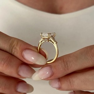 Elegante Anillo de Oro Amarillo de 18k con Tres Piedras de Diamante Cultivado en Laboratorio de 5 Quilates con Corte Esmeralda para Compromiso y Boda de Mujer, Certificado por IGI - Product Image 2