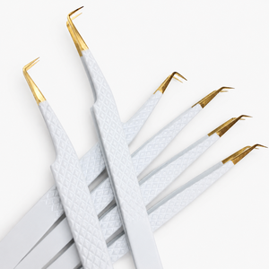 Pince à cils professionnelle en acier inoxydable texturé blanc personnalisée de qualité supérieure avec pointe dorée pour extensions de cils volume - Product Image 1