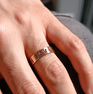 Bague de thérapie en cuivre pur de haute qualité, motif lettre d'amour estampée, pour la bioénergie et la guérison, vente en gros - Product Image 5