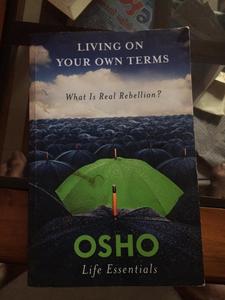 Vivir según tus propias condiciones Por Osho English Libro en tapa blanda Motivación, Mindfulness y Autocrecimiento - Product Image 1