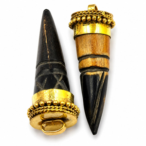 Colgante Artesanal de Cuerno de Búfalo Pulido Ecológico Hecho a Mano, con Diseño Curvo de Colmillo, Tono Dorado, Temática de Amor, Pieza de Arte Coleccionable - Product Image 4