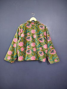 เสื้อแจ็คเก็ตกำมะหยี่พิมพ์ลายดอกไม้ คอจีน แขนยาว ทรงหลวม สไตล์ลำลองสำหรับฤดูใบไม้ผลิ ลายสีเขียวชมพู ดีไซน์ผ้าทอ - Product Image 1