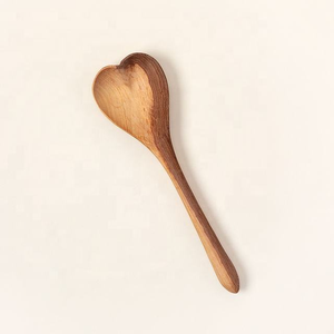 Cuchara de servir india de madera tallada a mano con forma de corazón en varios tamaños y diseños de blossom crafts india - Product Image 1