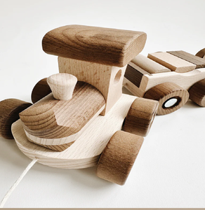 Clásico tren de juguete de madera de dos tonos. Bordes suaves y formas orgánicas para niños pequeños. Disponible a precios de mayorista. - Product Image 1
