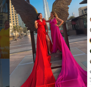 Sesión de fotos glamorosa en Dubái con dos mujeres elegantes posándose en largos vestidos de noche de satén fluido. - Product Image 2