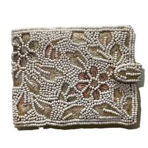 Tarjetero Hecho a Mano con Cuentas de Semillas, Monedero con Diseño Floral Blanco, Cierre de Botón a Presión, Bolso Pequeño para Mujer - Product Image 1