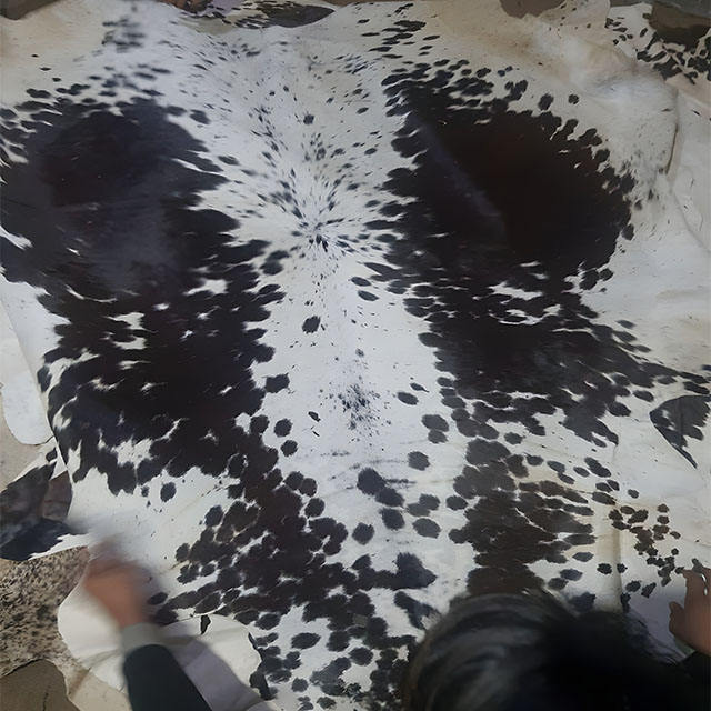 ฐานสีขาวประดับประกายสีดำ