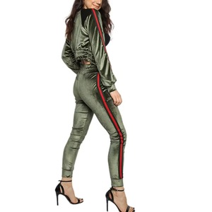 Conjunto Deportivo de Terciopelo Verde para Mujer, Top Corto con Cierre Completo y Bolsillos Laterales con Raya Roja, Corte Ajustado, Estilo Deportivo, Ropa de Otoño - Product Image 3