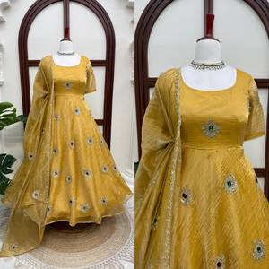 Robe en soie Salsa avec dupatta, entièrement cousue, prête à porter, ornée de magnifiques broderies de fils et de sequins, et de pierres, par un créateur. - Product Image 4