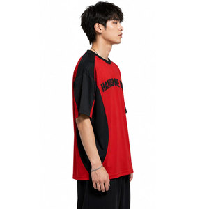 Camiseta de Manga Raglán Roja y Negra para Hombre, Estilo Casual, Cuello Redondo, Diseño con Letras Estampadas y Relieve - Product Image 4