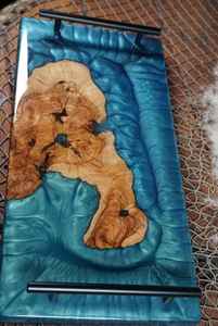 Plateau de service en bois d'olivier avec résine époxy effet vague océanique, coquillages marins, poignées noires, planche à charcuterie de luxe pour cuisine et salle à manger - Product Image 3