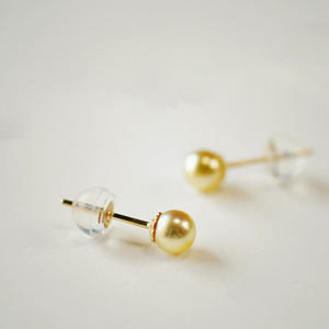 Boucles d'oreilles fines en or 18 carats, 3-5 mm, perles d'eau de mer naturelles Akoya japonaises, or clair, élégantes et luxueuses - Product Image 1