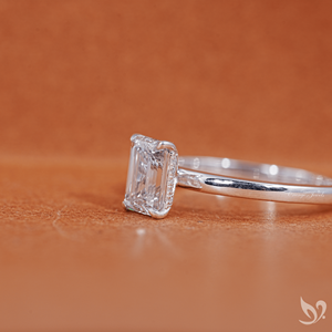 แหวนหมั้นเพชรทรงเหลี่ยมมรกต 1 กะรัต เพาะเลี้ยงในห้องปฏิบัติการ ได้รับการรับรองจาก IGI ตัวเรือนทองคำแท้ 10k ประดับเพชรเม็ดเดี่ยว - Product Image 3