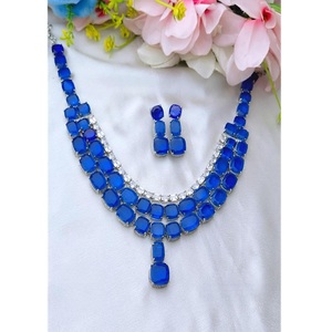 Ensemble collier et boucles d'oreilles tendance en laiton plaqué argent de qualité supérieure avec zircon, idéal pour les mariages et les soirées. - Product Image 3