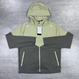 Ensemble de survêtement deux pièces personnalisé en nylon et polyester pour homme – Veste coupe-vent et pantalon de jogging pour l'été - Product Image 2