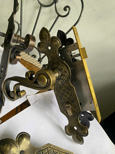 ชุดอุปกรณ์ประตูทองเหลืองโบราณสไตล์เรียบง่าย พร้อมมือจับแบบก้านโยกที่สวยงาม และดีไซน์กลอนล็อคที่ปลอดภัย ผลิตด้วยมือ - Product Image 2