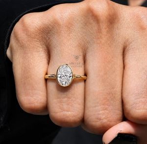 Anillo de compromiso con diamante ovalado cultivado en laboratorio certificado por IGI, engaste de bisel, solitario de tallo dividido en oro macizo de 10K, 14K, 18K, Shreeraj Solitair - Product Image 2