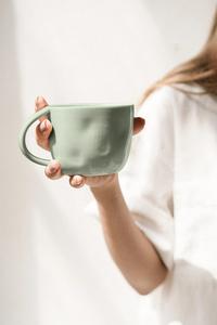 Elegante Taza de Café de Cerámica con Acabado Crema Suave, Cuerpo Redondeado, Asa Cómoda, Resistente al Calor, Artesanal para una Cocina Atemporal - Product Image 2