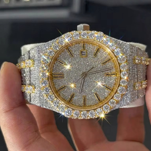 Montre bicolore sertie de diamants avec date, montre en moissanite sertie à la main, vente en gros de montres de luxe entièrement serties Inde. - Product Image 1