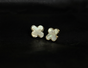 Boucles d'oreilles clous trèfle en or 14 carats Sarvottam avec nacre, bijoux raffinés pour femmes et jeunes filles, à porter au quotidien - Product Image 3