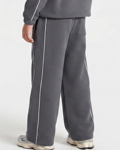 Ensemble de survêtement personnalisé gris foncé pour garçons avec lignes contrastées, sweat à capuche respirant en molleton de coton doux et pantalon de survêtement à jambes larges, fabrication OEM - Product Image 5