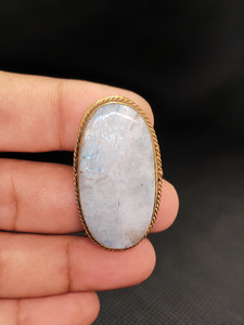 Pendentif en laiton à rainure en pierre de lune naturelle en gros |   Pendentif artisanal en laiton et pierres précieuses |   Bijoux plaqués or |   Fabrication OEM et ODM - Product Image 3