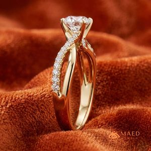 Bague de fiançailles en moissanite taille ronde plaquée or, avec bande torsadée infini croisée pavée, cadeau d'anniversaire de mariage, bijoux de luxe - Product Image 2