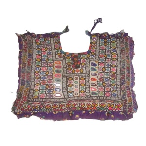 Blusa de boda vintage de algodón de manga corta para mujer, estilo Baloch, con bordado Banjara Ne Yoke, apliques y espejos. - Product Image 1