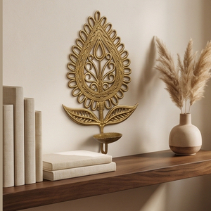 Lampe murale artisanale en laiton Dhokra de style antique, en forme de feuille, pour la décoration traditionnelle indienne et les fêtes. - Product Image 5