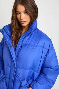 Veste matelassée bleue pour femme, personnalisable OEM, col montant, fermeture éclair, manches longues, chauffante, pour l'hiver, vente en gros - Product Image 4