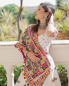 Lehenga Choli traditionnel indien en coton mousseline avec broderie miroir véritable, et dupatta en dentelle fantaisie avec latkan, longueur ras du sol, pour soirée - Product Image 1