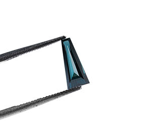 OM GEMS Hermoso Diamante Azul Profundo de Corte Elegante de 0.5-1 ct, Diamante Azul Suelto Creado en Laboratorio HPHT/CVD con Corte Baguette Cónico, Venta al por Mayor - Product Image 3