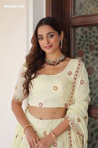 Conjunto de Lehenga Choli Dupatta de última moda, ropa étnica de alta calidad y diseño exclusivo, en seda Vichitra con lentejuelas y bordados. - Product Image 5