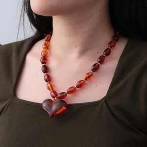 Collier minimaliste en résine époxy écologique, pendentif en résine transparente fait à la main, bijoux tendance modernes, cadeau de Noël pour femmes - Product Image 3
