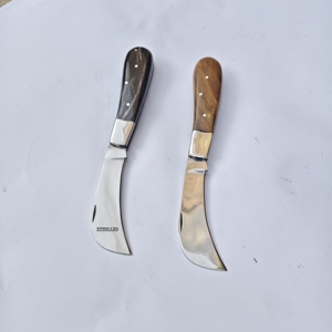 Cuchillo Plegable de Acero Inoxidable Hecho a Mano Personalizado para Acampar al Aire Libre con Mango de Cuerno de Toro Negro - Product Image 1