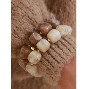 Bracelet en résine fait main avec des effets de couleur créatifs, bijou élégant pour femmes et jeunes adultes - Product Image 1